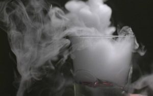 Исследователи научились преобразовывать содержащийся в воздухе углекислый газ во множество полезных веществ, в том числе спирт
