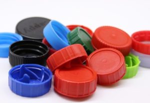 Ученые предложили заменить соединения, из которых состоит пластик, чтобы упростить процесс переработки материала