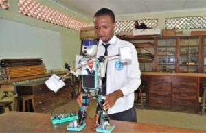 Студент в Танзании построил робота на солнечных батареях